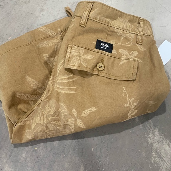 The CARGO shorts are BACK🕺🏻subtle Hawaiian print in neutral - see pic 4 more: - Picture 1 of 11